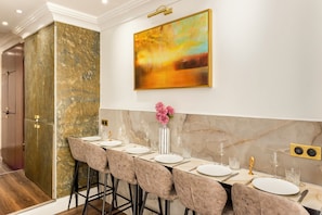 Appartement, vue cour intérieure | Cuisine privée | Réfrigérateur, micro-ondes, four, plaque de cuisson