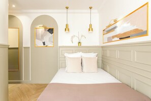 Apartment, Courtyard View | Hypo-allergenic bedding, pillow-top beds, in-room safe