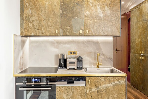 Apartment, Courtyard View | Private kitchen | Fridge, microwave, oven, stovetop - Merveil Luxury Suite - Louvre Rousseau (Paris)