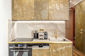 Departamento, vista al patio | Cocina privada | Refrigerador, microondas, horno y parrilla de estufa