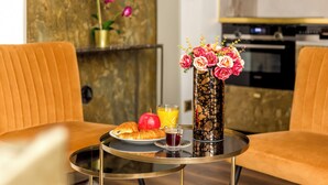 Bữa sáng đặc sản địa phương hàng ngày với phụ phí nhỏ 