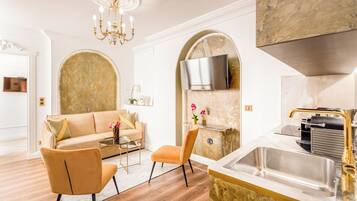 ์ํํธ, ๋ง๋น ์ ๋ง | ๊ฑฐ์ค ๊ณต๊ฐ | ์ผ์ด๋ธ ์ฑ๋ ์์ฒญ์ด ๊ฐ๋ฅํ 43์ธ์น ์ค๋งํธ TV, ๋ทํ๋ฆญ์ค, ์คํธ๋ฆฌ๋ฐ ์๋น์ค