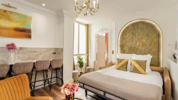 Appartement, uitzicht op de binnenplaats | Woonruimte | Een 43-inch smart-tv met kabelzenders, Netflix en streamingdiensten