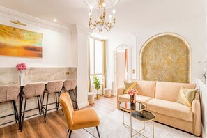 43-inch Smart TV with cable channels, Netflix, streaming services - Merveil Luxury Suite - Louvre Rousseau (Paris)