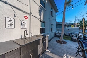 المنطقة المحيطة بالمنشأة