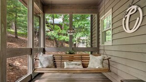 A wooden porch with a bench, a welcome sign, and a wall-mounted letter 'C'. - Cozy Mountain Getaway in Big Canoe (Big Canoe)