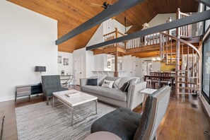 Smart TV, chimenea y futbolito 