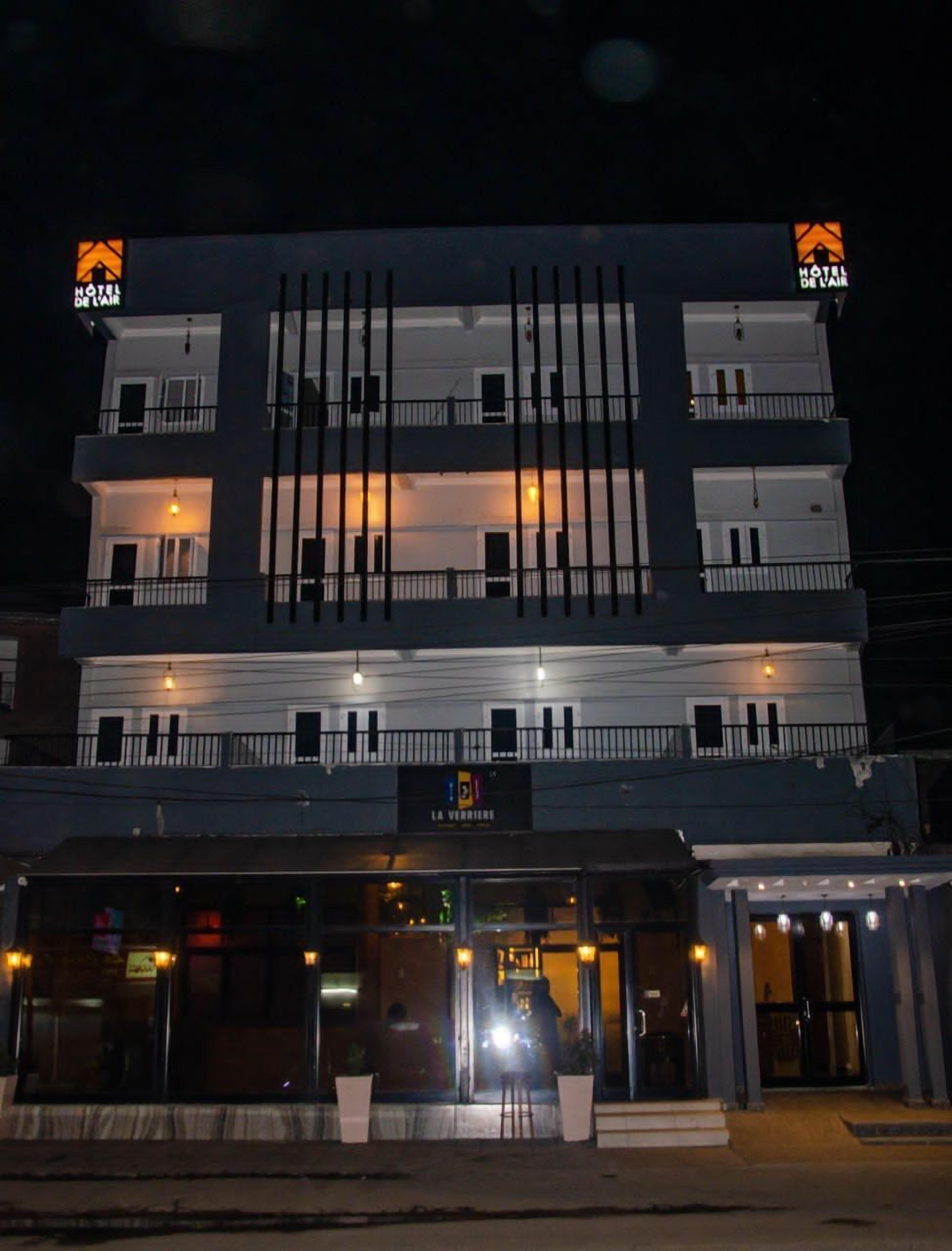 Vista frontal de la propiedad por la tarde o noche