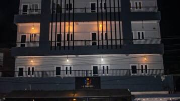 Façade de lâhĂ©bergement - soirĂ©e/nuit