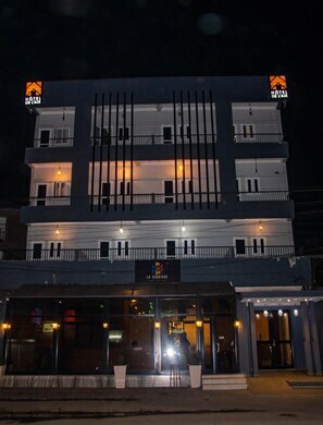 Fachada del alojamiento - Noche