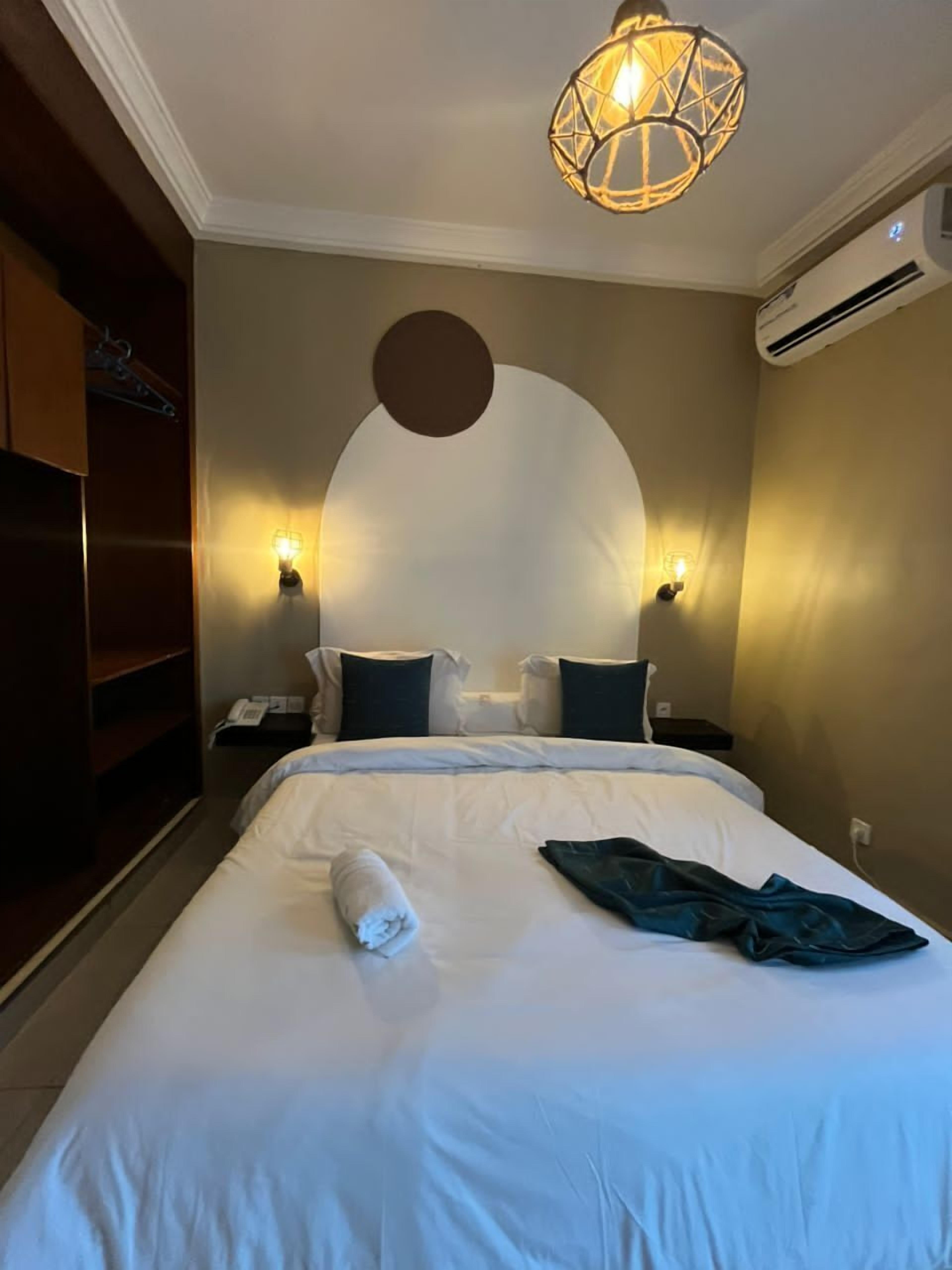 Habitación doble estándar, vista a la ciudad | Escritorio, espacio para trabajar con laptop y cortinas blackout 