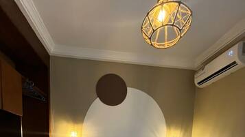 Escritorio, espacio para trabajar con laptop y cortinas blackout