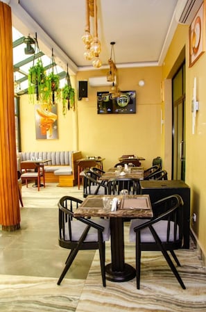 Daily continental breakfast (EUR 12 per person)