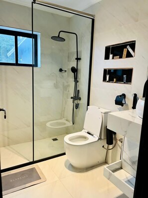 Habitación ejecutiva doble, vistas a la ciudad | Baño | Ducha, toallas, jabón y champú