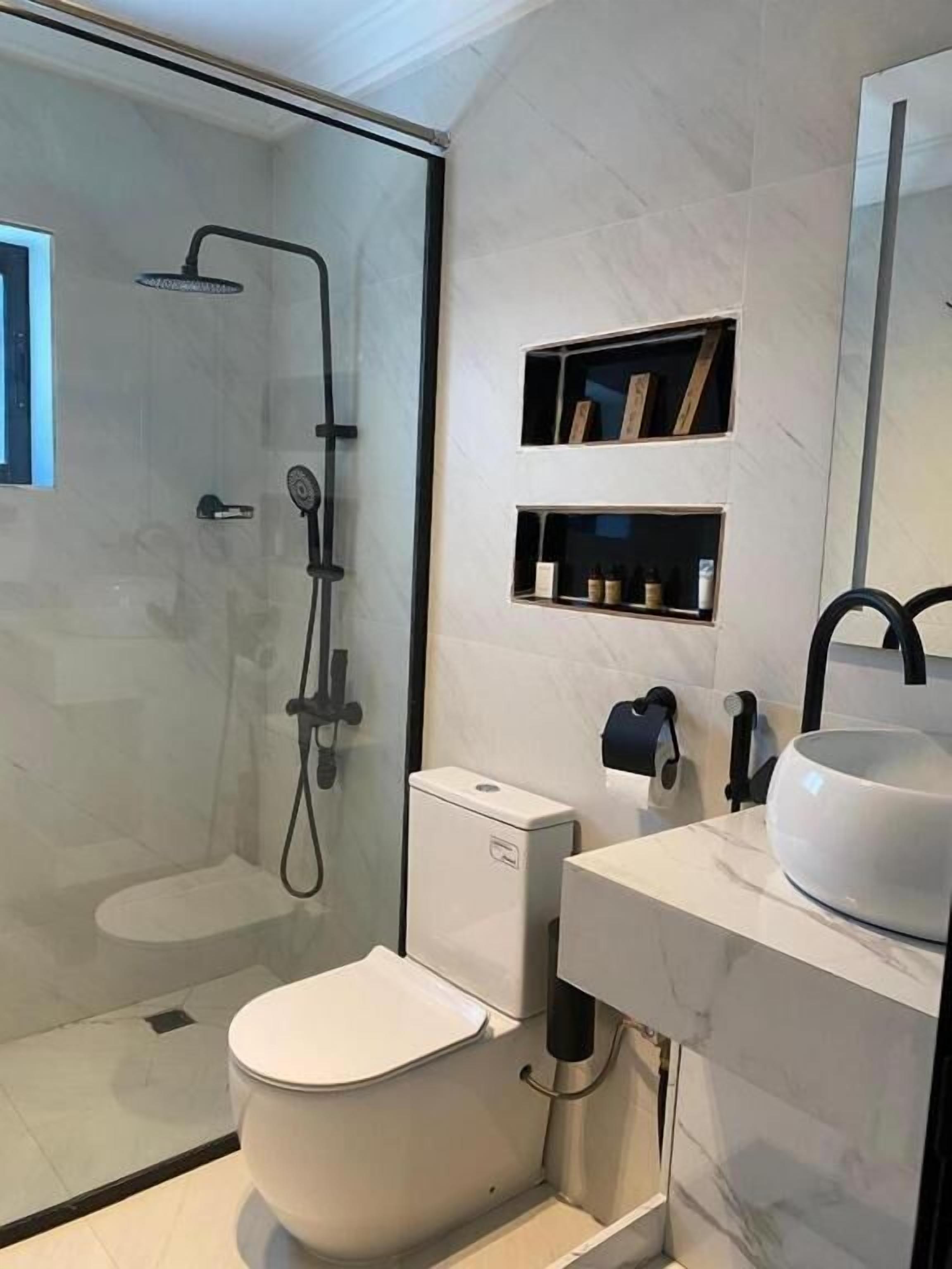 샤워 시설, 타월, 비누, 샴푸