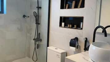 Ducha, toallas, jabón y champú