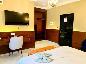 Escritorio, espacio para trabajar con un portátil, cortinas opacas