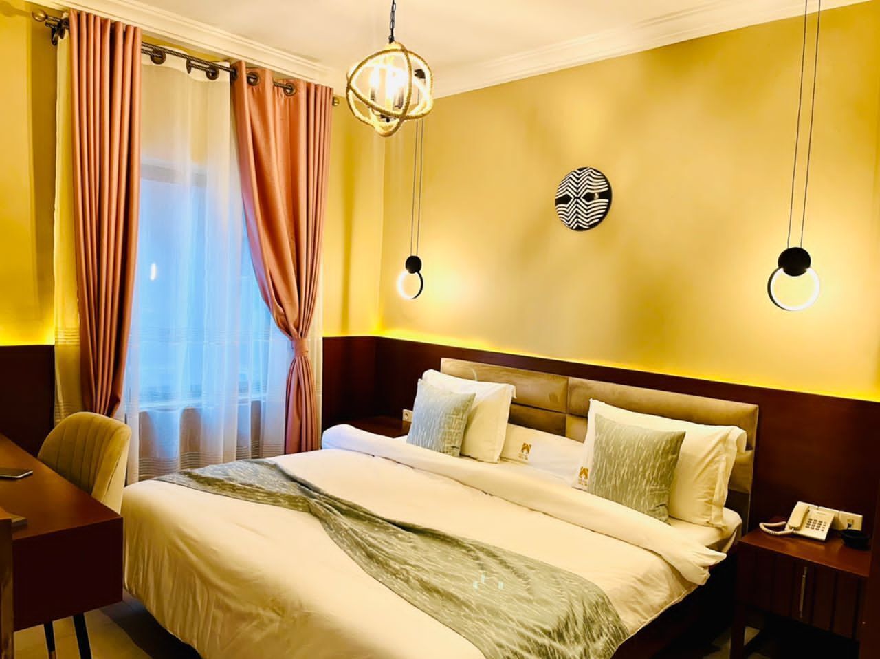 Habitación doble superior, vistas a la ciudad | Escritorio, espacio para trabajar con un portátil, cortinas opacas