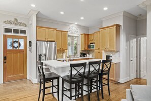 Køleskab, mikrobølgeovn, ovn, kogeplade