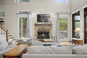 Smart TV, fireplace, table football, ping pong - Ridgeview Retreat in Big Canoe (Big Canoe)