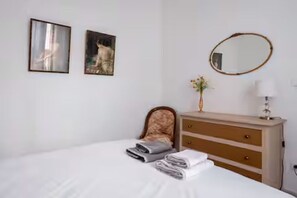 2 bedrooms, iron/ironing board, WiFi, bed sheets