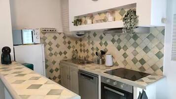 Coffee/tea maker, fridge, microwave, oven