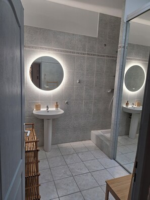 Dusj, hårføner, håndklær og såpe