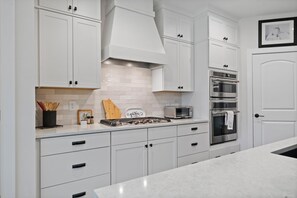 Fridge, microwave, oven, stovetop - Sycamore's Haven in Big Canoe with Hot tub (Big Canoe)