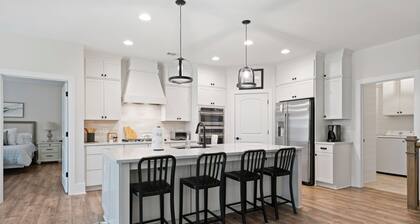 Sycamore's Haven in Big Canoe with Hot tub