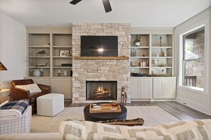Smart TV, fireplace - Sycamore's Haven in Big Canoe with Hot tub (Big Canoe)