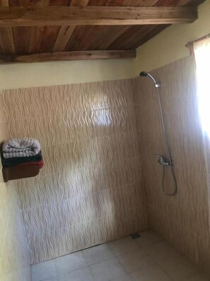 Shower, towels, soap, toilet paper - Soanala Hotel & Restaurant (Moramanga)