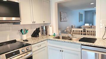 Cafeteira/chaleira, talheres/pratos/utensílios de cozinha