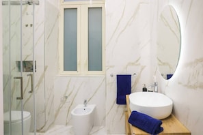 Haartrockner, Bidet, Handtücher, Seife