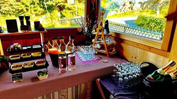 Bữa sáng buffet hàng ngày với phụ phí nhỏ