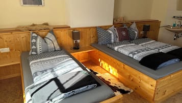 Basic-Vierbettzimmer, Bergblick | Kostenloses WLAN