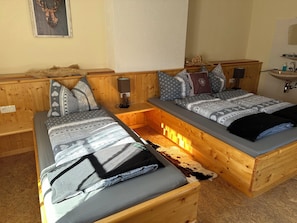 Habitació quàdruple bàsica, vistes a la muntanya | Wifi gratuïta
