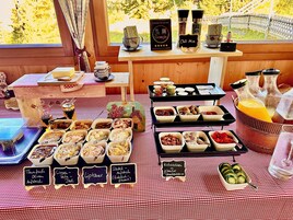 Se ofrece un desayuno bufé todos los días (por un coste adicional)