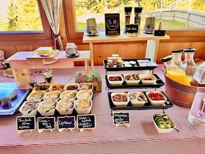 Tägliches Frühstücksbuffet (10.90 EUR pro Person)