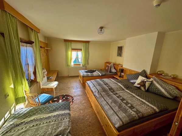 Basic-Vierbettzimmer, Bergblick | Kostenloses WLAN