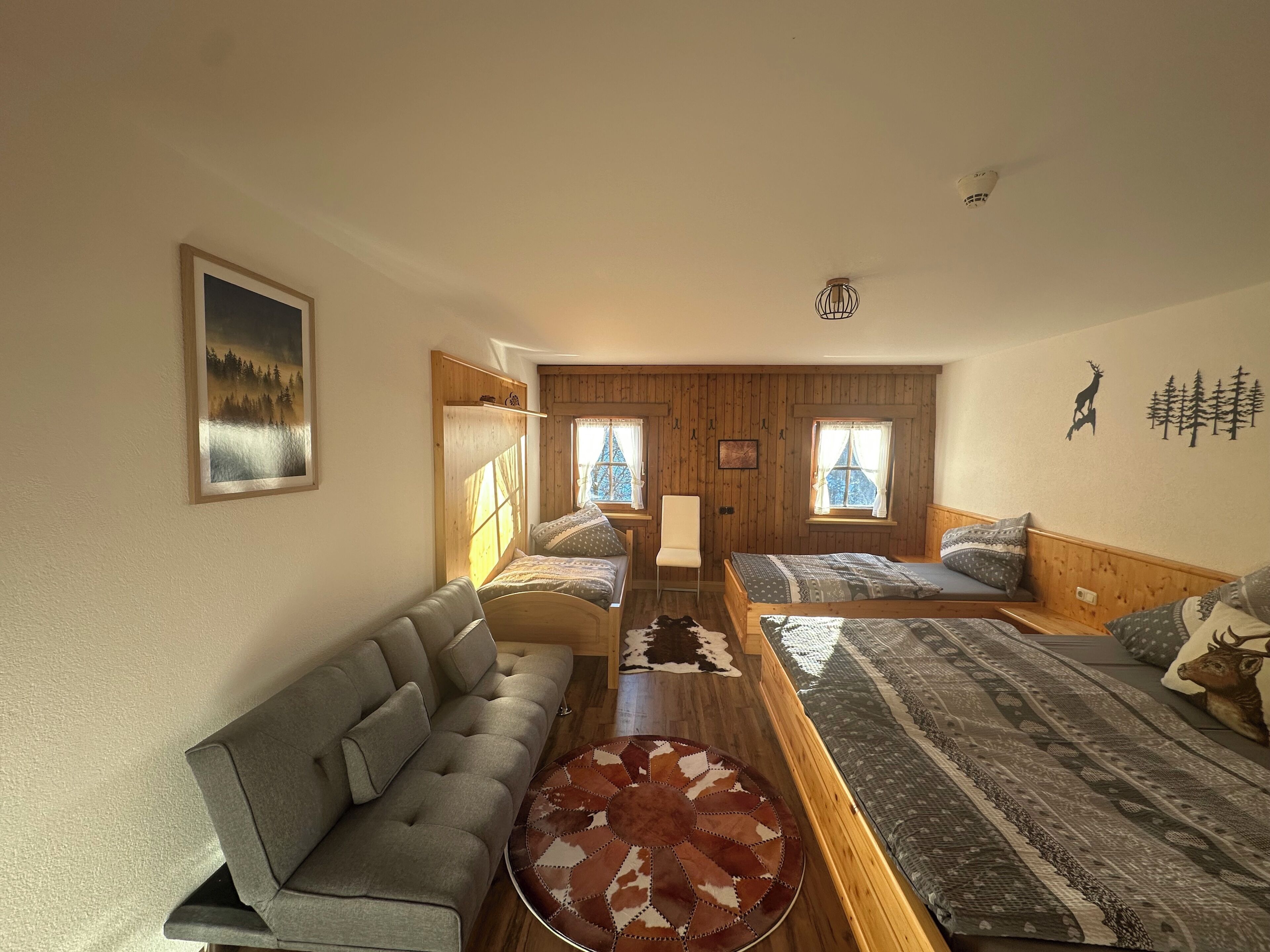 Habitación cuádruple básica, vista a la montaña | Wifi gratis y ropa de cama 