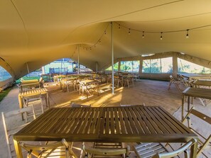 Khu ẩm thực ngoài trời