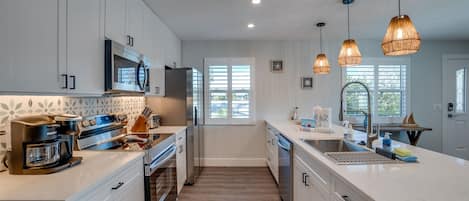 Refrigerador, microondas, horno, placa de cocina