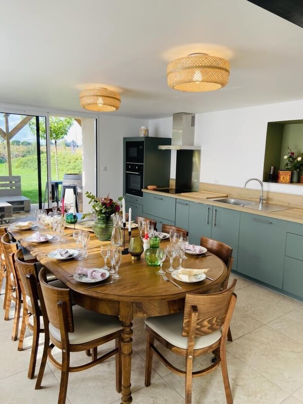A modern kitchen with a dining area. - The House of Prat Coutel (LABASTIDE DE LEVIS)