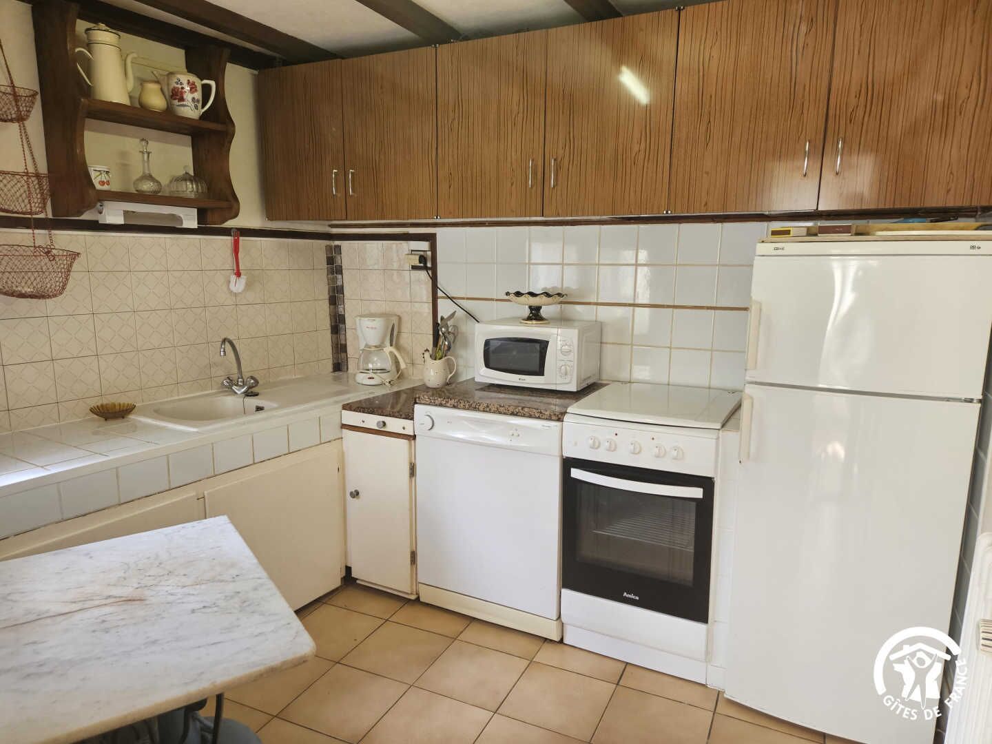 ميكروويف، غسالة أطباق، ماكينة لصنع القهوة/الشاي، محمصة خبز