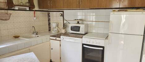 Microondas, lavavajillas, cafetera o tetera y tostadora