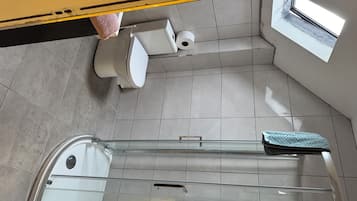 Quarto casal ou duplo, vista para a montanha | Banheiro | Toalhas de banho, sabonete, papel higiênico