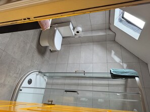 Kamer, 1 twee- of 2 eenpersoonsbedden, uitzicht op bergen | Badkamer | Handdoeken, zeep, toiletpapier