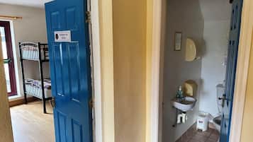 Dormitorio compartido, dormitorio mixto | Baño | Ducha, toallas, jabón y papel higiénico