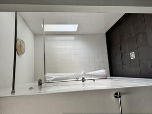 Shared Dormitory, Mixed Dorm | Bathroom | Towels, soap, toilet paper - Brú na Dromoda Dromid Hostel (Killeenleagh)