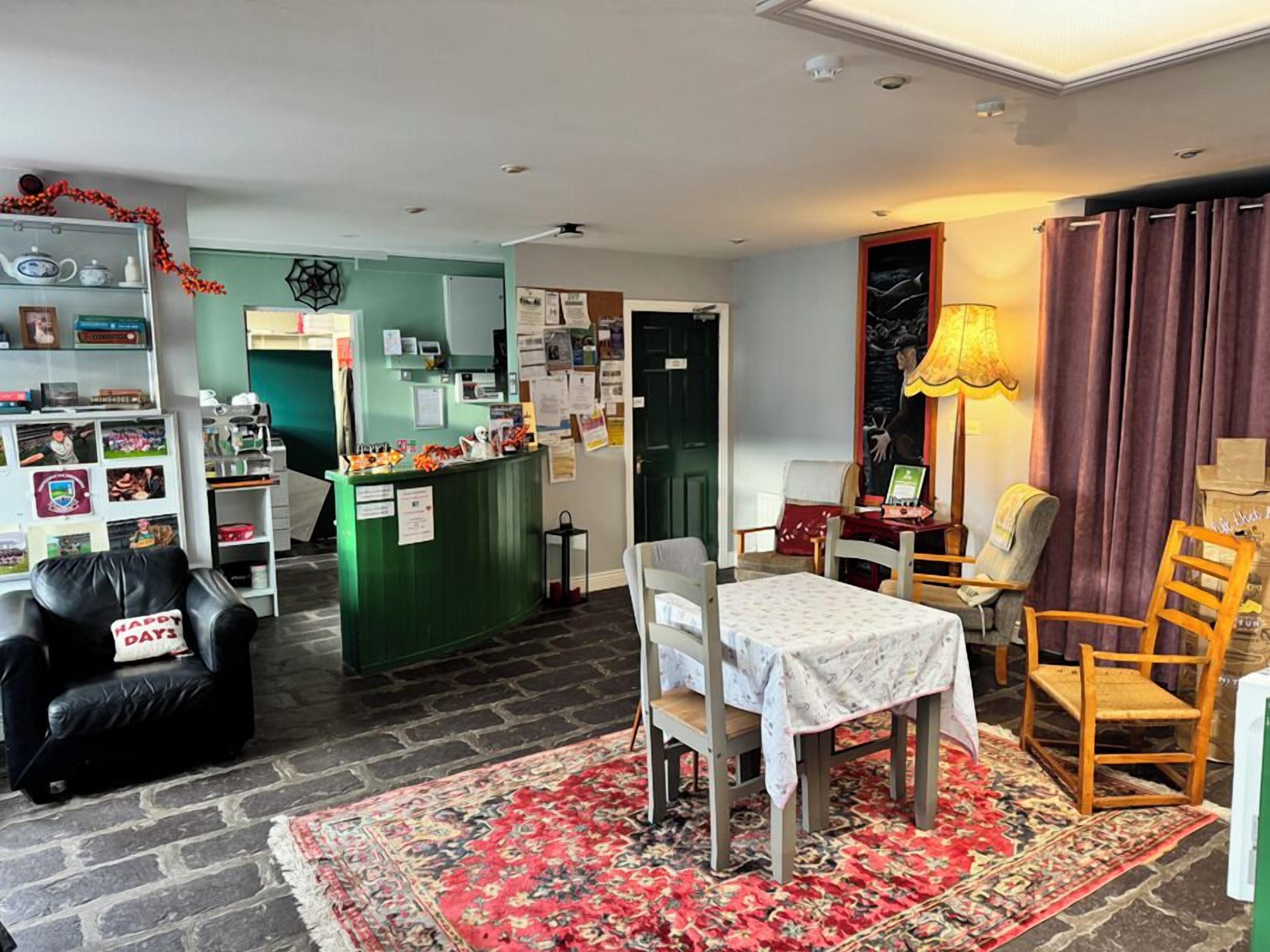 Una habitación acogedora con una recepción, zona de comedor y asientos.